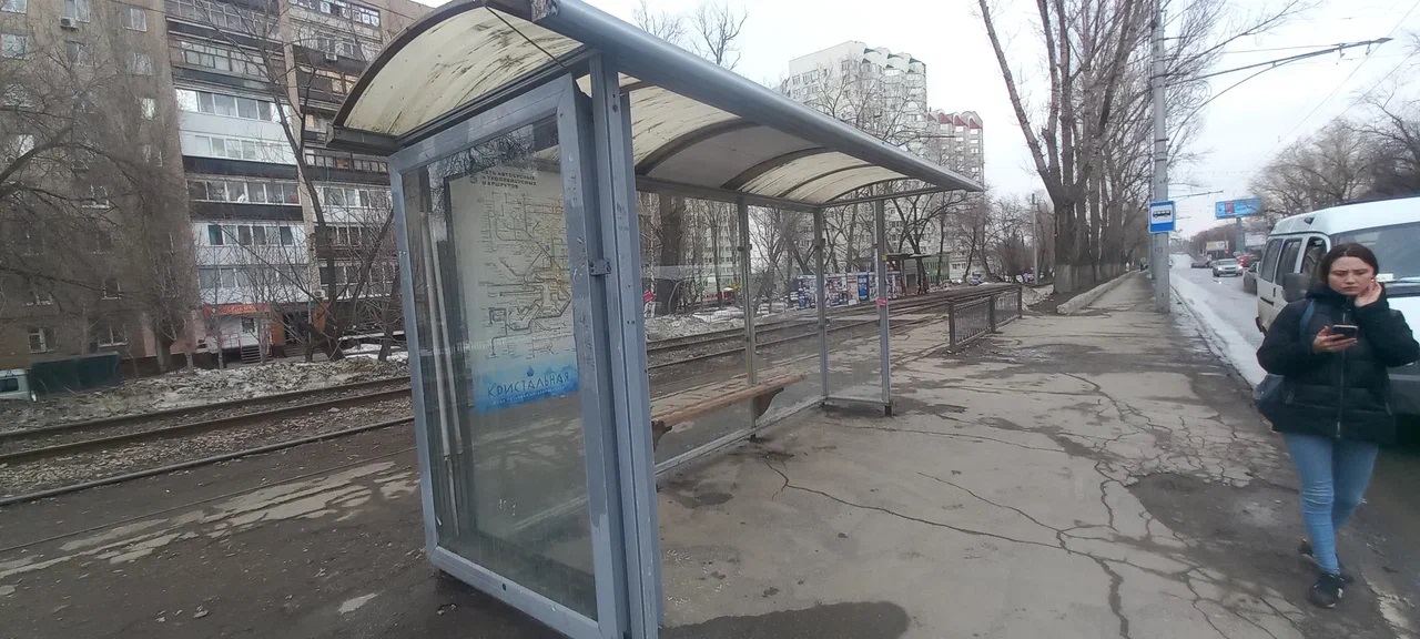 Фотография рекламного носителя, тип: Остановка 1.8x1.2, адрес: 50 лет Октября пр-т., ост.Стрелка, из центра, Саратов, Саратовская область, Россия. Сторона Б №585356