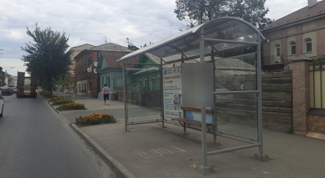 Фотография рекламного носителя, тип: Остановка 1.8x1.2, адрес: Фрунзе ул., д. 33А Х Пионерская ул., Саки, Республика Крым, Россия. Сторона В1 №1081016