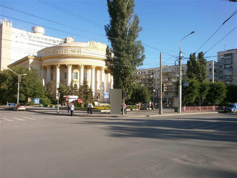 Фотография рекламного носителя, тип: Пиллар 3x1.4, адрес: Ленина пр-т. Х Ленина ул., Волгоград, Волгоградская область, Россия. Сторона B №516887