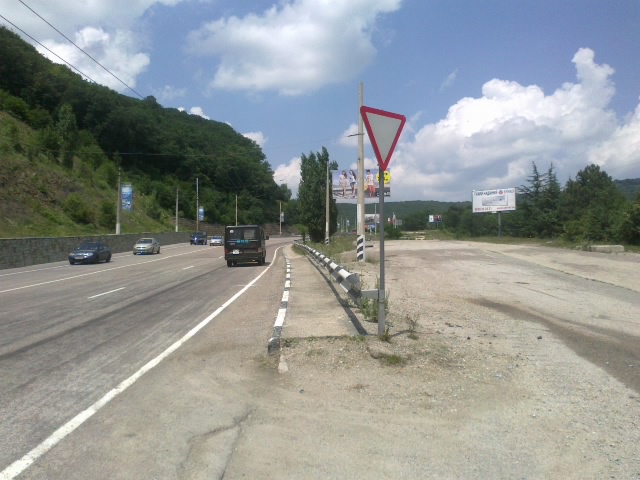 Фотография рекламного носителя, тип: Билборд 3x6, адрес: Южнобережное ш., 34 800м, Алушта, Республика Крым, Россия. Сторона A №411394