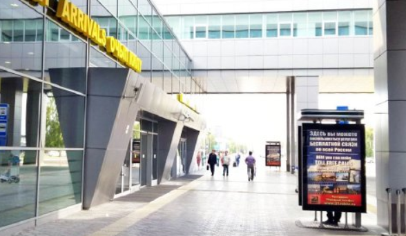 Фотография рекламного носителя, тип: Ситиформат 1.8x1.2, адрес: Аэропорт, вход в терминал 1А, поз.2, Казань, Республика Татарстан, Россия. Сторона Б1 №488683