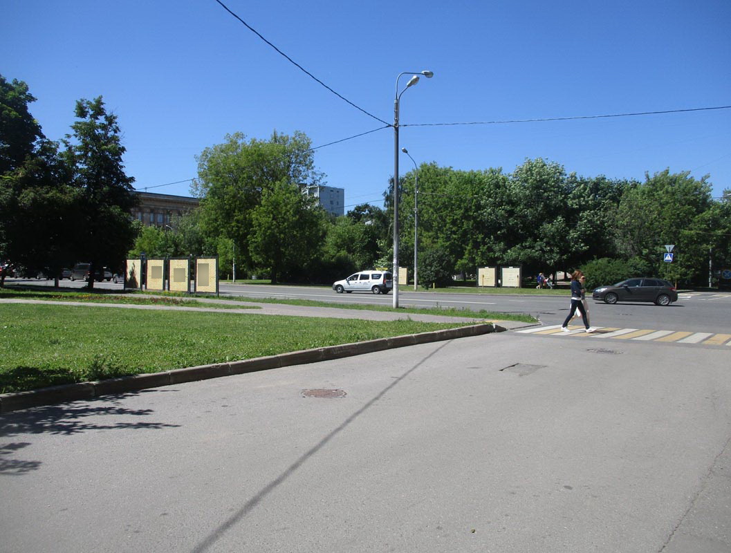 Фотография рекламного носителя, тип: Афиша 1.75x1.8, адрес: Космодемьянских Зои и Александра ул., д.26, стенд 1, Москва, Россия. Сторона А2 №865278