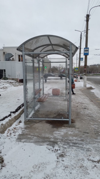 Фотография рекламного носителя, тип: Остановка 1.8x1.2, адрес: Дзержинского ул., д.29, Новый торговый центр, Новокуйбышевск, Самарская область, Россия. Сторона B2 №1081300