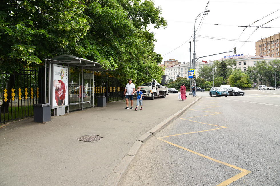 Фотография рекламного носителя, тип: Остановка 1.8x1.2, адрес: Суворовская пл., д.2, Москва, Россия. Сторона А №557091