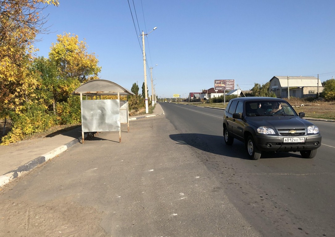 Фотография рекламного носителя, тип: Остановка 1.4x1.6, адрес: Петровская ул., сквер, ост. 2-й поворот, Вольск, Саратовская область, Россия. Сторона Б №1078474
