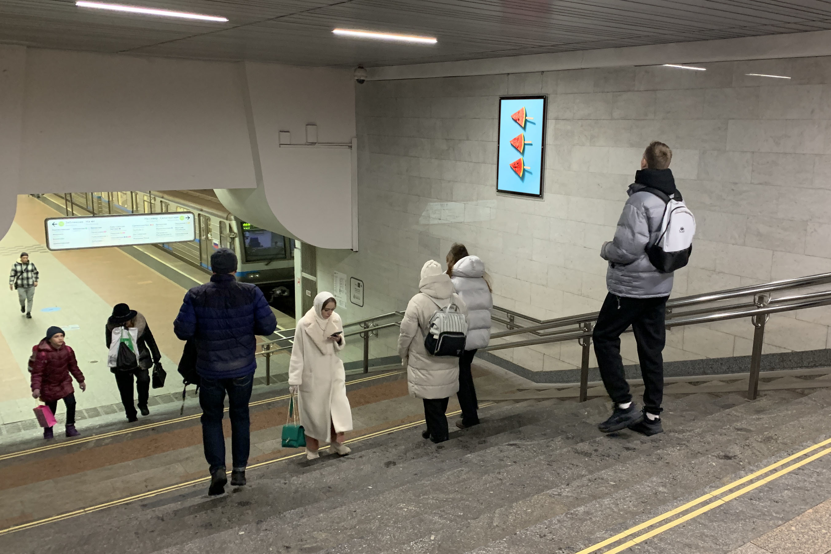 Фотография рекламного носителя, тип: Кристалайт, адрес: Станция метро «Люблино», линия Люблинско-Дмитровская, Москва, Россия. Сторона/вариант №1001991