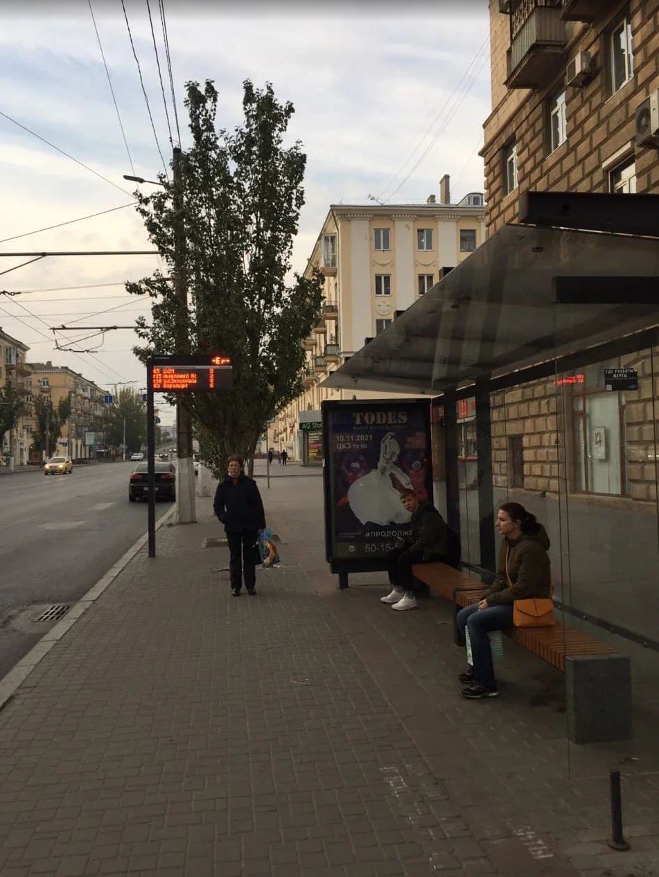 Фотография рекламного носителя, тип: Остановка 1.8x1.2, адрес: Комсомольская ул., ост. "ул. Комсомольская", Волгоград, Волгоградская область, Россия. Сторона A №972411