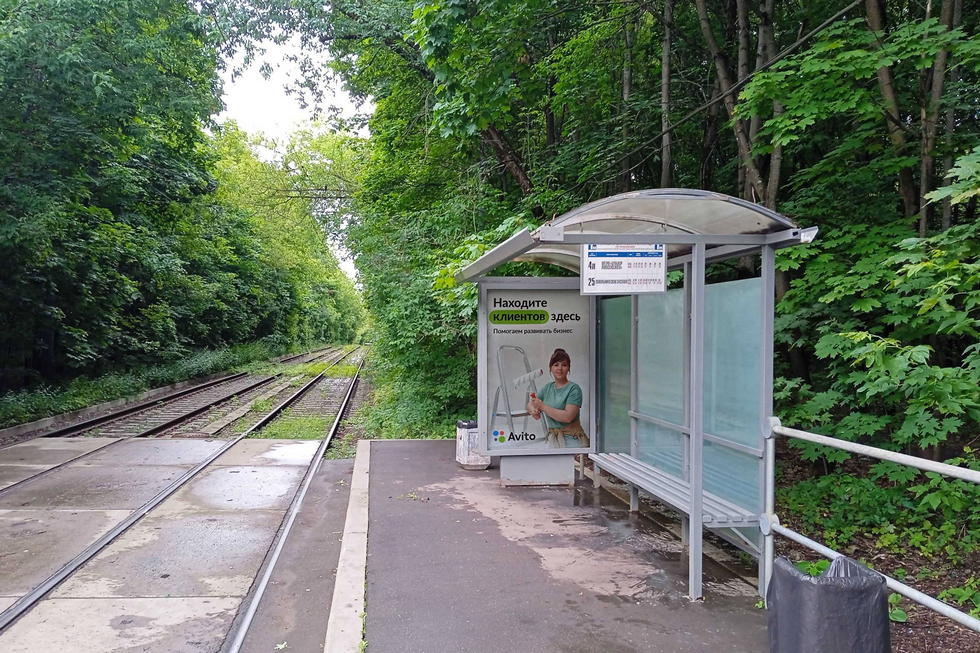 Фотография рекламного носителя, тип: Остановка 1.8x1.2, адрес: Ширяевская Бол. ул., Москва, Россия. Сторона A №311172