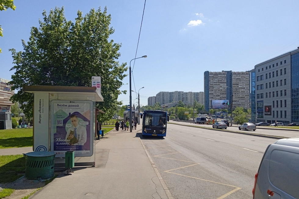 Фотография рекламного носителя, тип: Остановка 1.8x1.2, адрес: Новоясеневский пр-т., д.5, поз.2, Москва, Россия. Сторона Б №931462