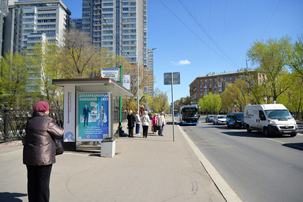 Фотография рекламного носителя, тип: Остановка 1.8x1.2, адрес: Шмитовский пр-зд. Х Красногвардейский б-р., Москва, Россия. Сторона Б №335253