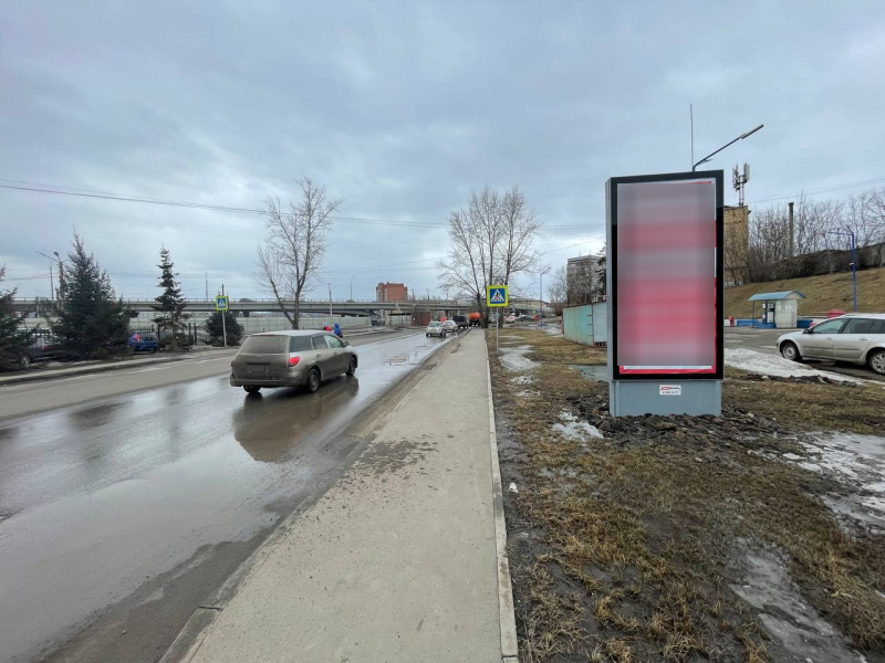 Фотография рекламного носителя, тип: Пиллар 3x1.4, адрес: Маерчака ул., д.65Д, Красноярск, Красноярский край, Россия. Сторона А №1098001