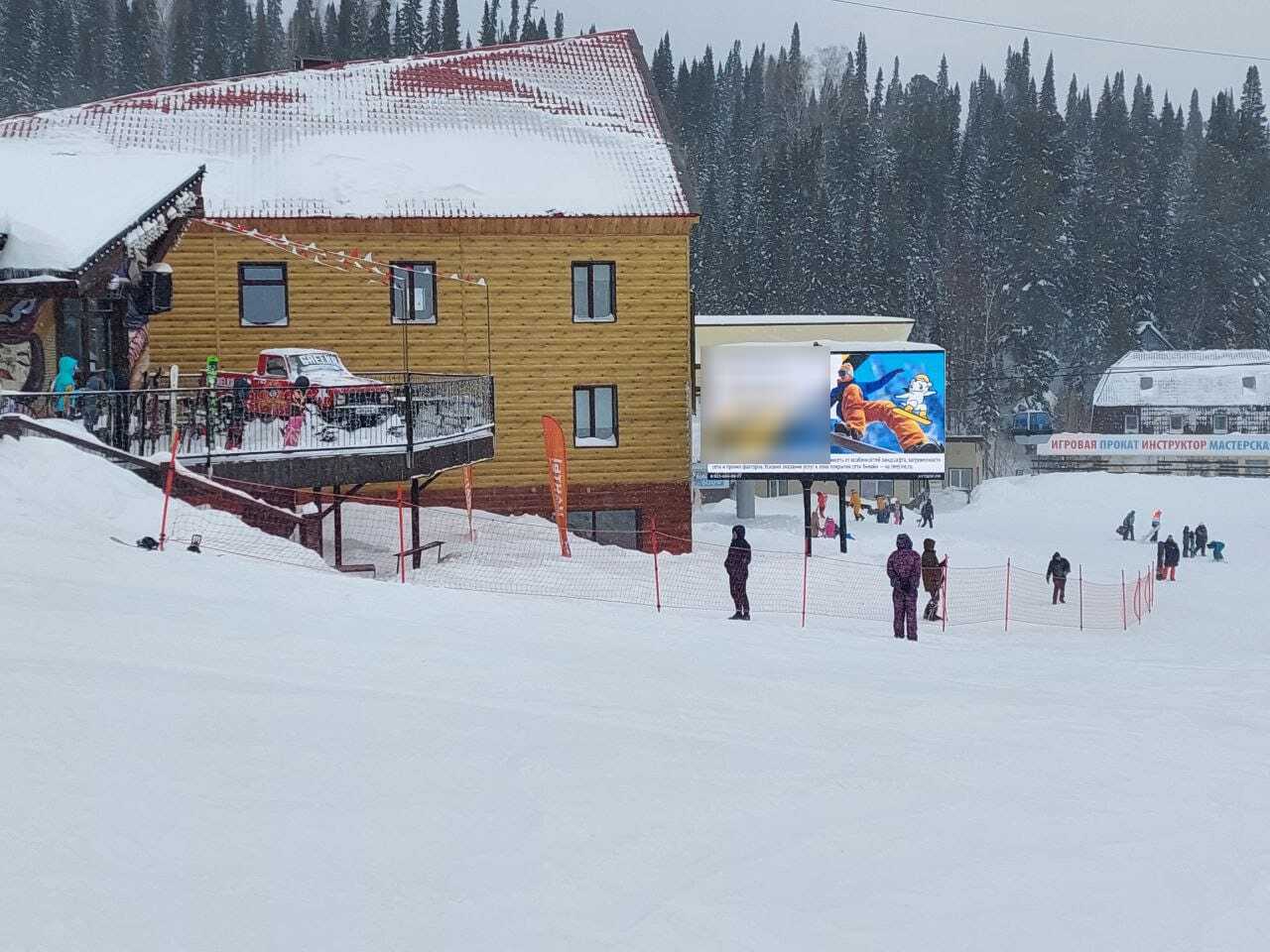 Фотография рекламного носителя, тип: Ситиборд 2.7x3.7, адрес: Шерегеш п., Снежная ул., д.53, сектор А, Новокузнецк, Кемеровская область, Россия. Сторона A1-A10 №1000873