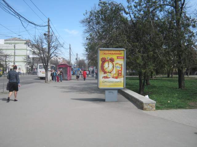 Фотография рекламного носителя, тип: Ситиформат 1.8x1.2, адрес: Кирова пр-т., парк им. Тренева, поз.1, Симферополь, Республика Крым, Россия. Сторона A №413407