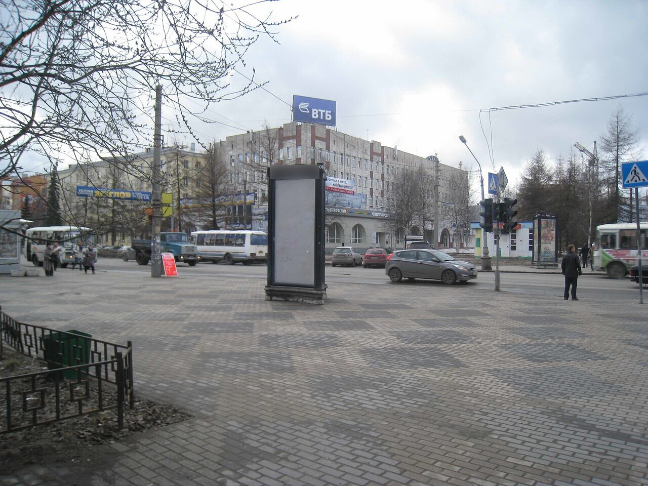 Фотография рекламного носителя, тип: Пиллар 3x1.4, адрес: Троицкий пр-т. Х Поморская ул., поз.3, Архангельск, Архангельская область, Россия. Сторона С №766075