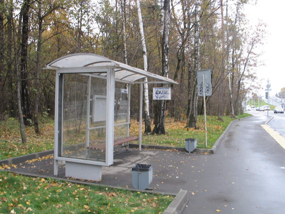 Фотография рекламного носителя, тип: Остановка 1.8x1.2, адрес: Рублевское ш. Х Осенняя ул., поз.1, Москва, Россия. Сторона A №625757