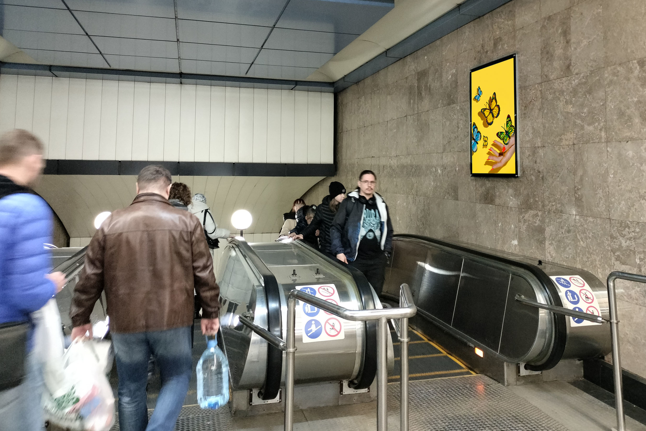 Фотография рекламного носителя, тип: Кристалайт, адрес: Станция метро «Выставочная», линия Филёвская, Москва, Россия. Сторона/вариант A №1055127