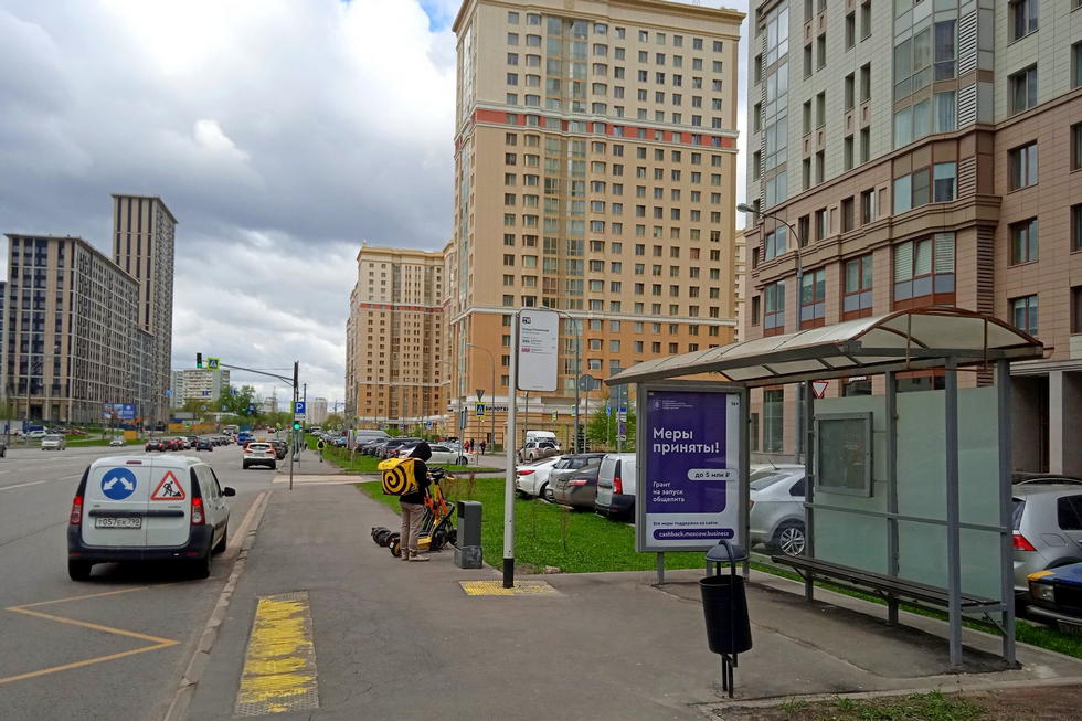 Фотография рекламного носителя, тип: Остановка 1.8x1.2, адрес: Мосфильмовская ул., ост. "Ул. Столетова", от/ц, Москва, Россия. Сторона А №955706