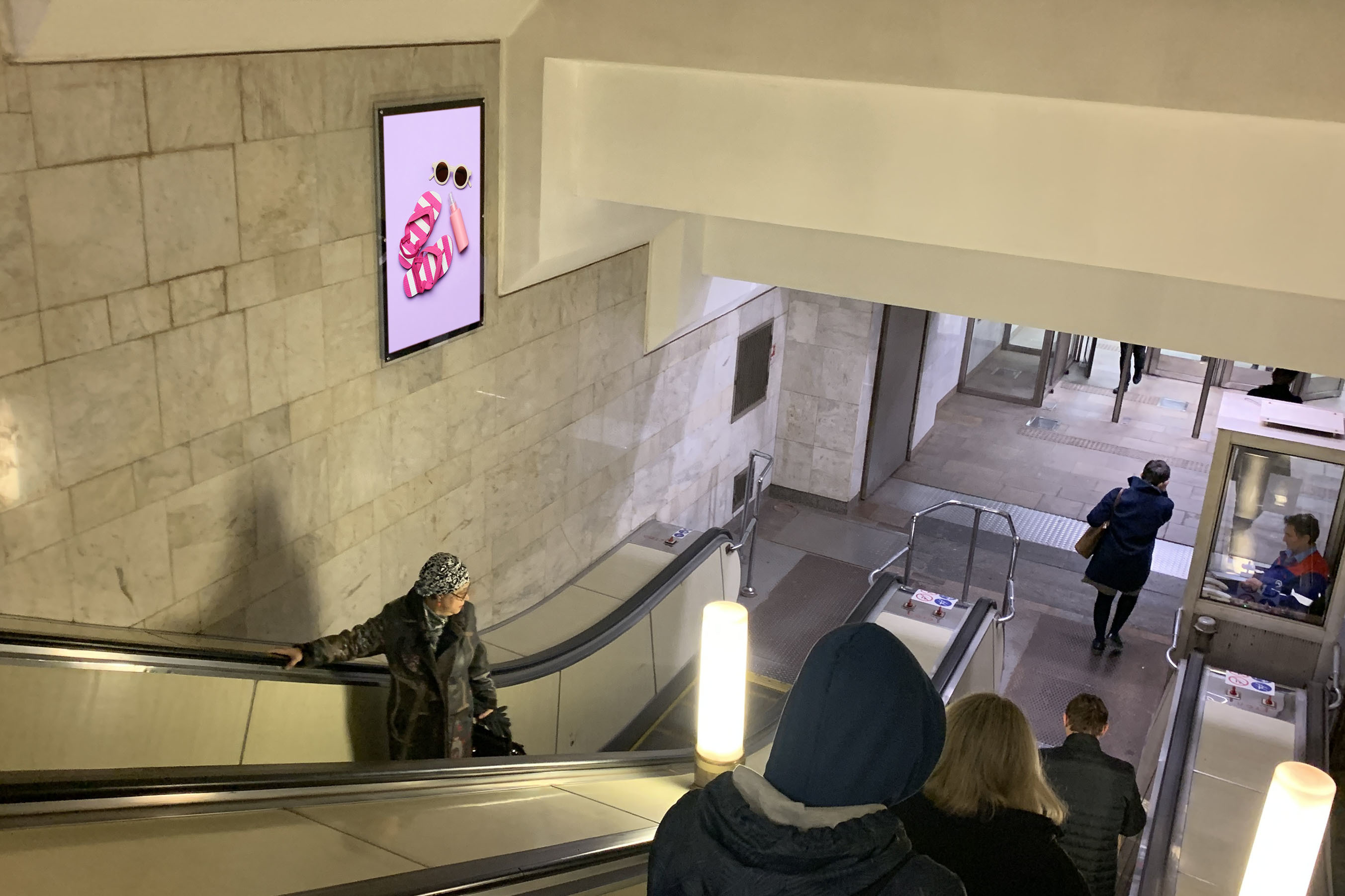 Фотография рекламного носителя, тип: Кристалайт, адрес: Станция метро «Кожуховская», линия Люблинско-Дмитровская, Москва, Россия. Сторона/вариант №1001987