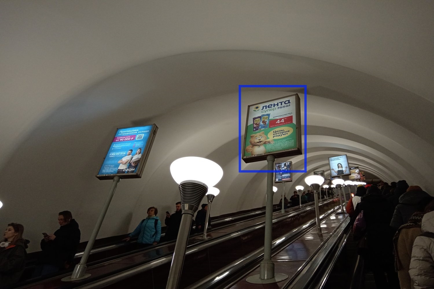 Фотография рекламного носителя, тип: Лайтбокс, адрес: Станция метро «Звездная», линия Московско-Петроградская, Санкт-Петербург, Россия. Сторона/вариант А №1062005