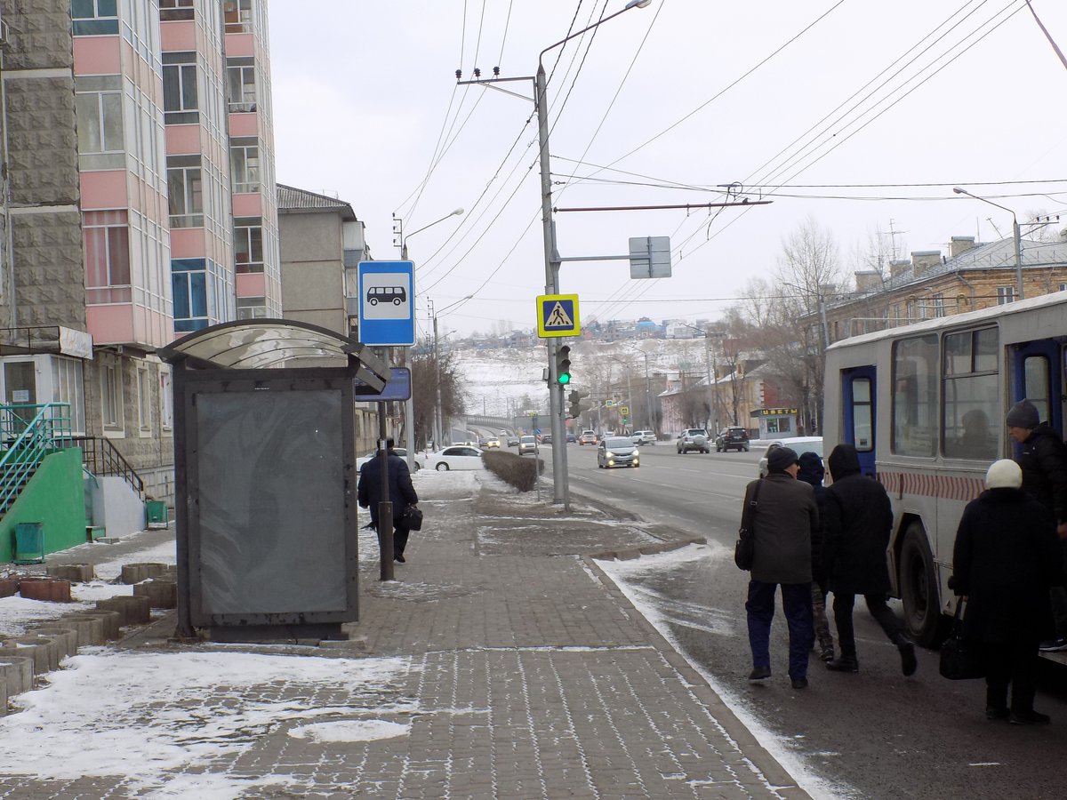 Фотография рекламного носителя, тип: Остановка 1.8x1.2, адрес: Калинина ул., д.8, Красноярск, Красноярский край, Россия. Сторона Б №848318