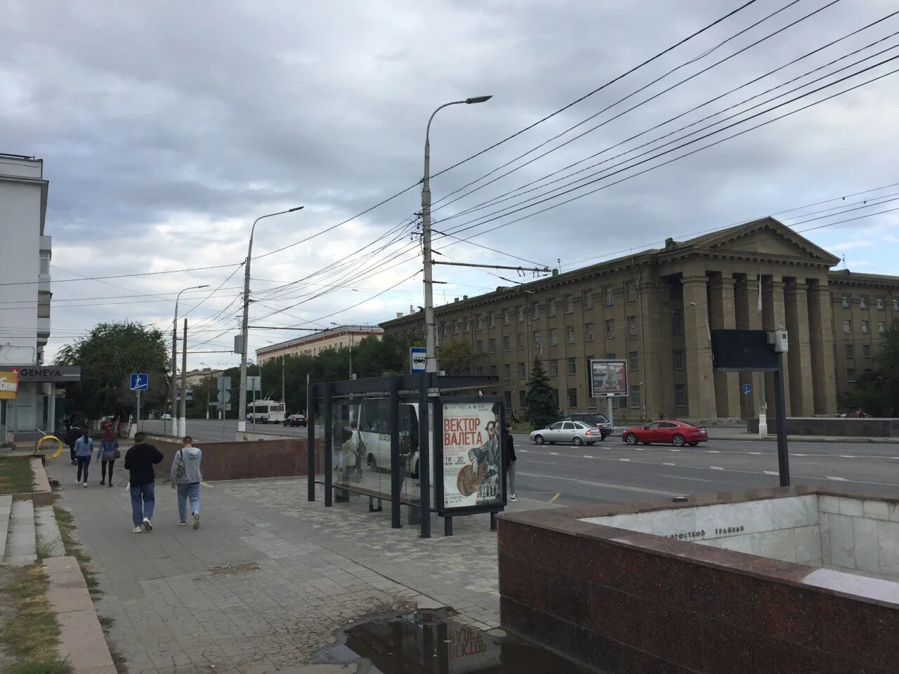 Фотография рекламного носителя, тип: Остановка 1.8x1.2, адрес: им. В.И.Ленина пр-т., ост. "Площадь Ленина", поз.1, Волгоград, Волгоградская область, Россия. Сторона Б №972418