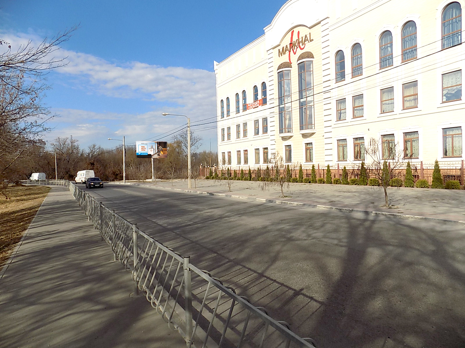 Фотография рекламного носителя, тип: Билборд 3x6, адрес: Гренажный пер., д.11, Симферополь, Республика Крым, Россия. Сторона A №797295