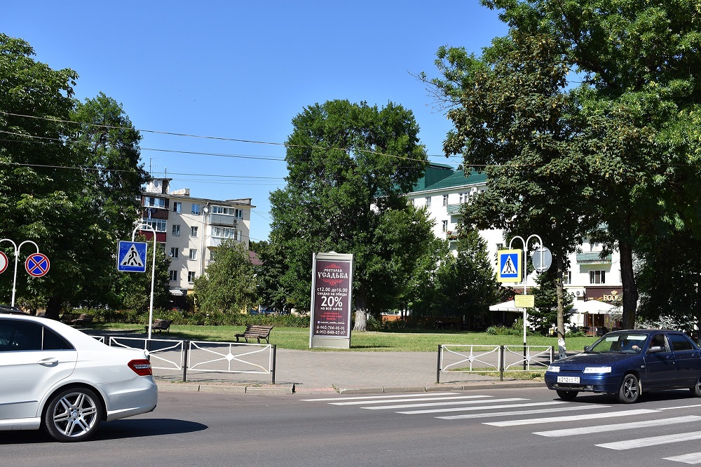 Фотография рекламного носителя, тип: Пиллар 3x1.4, адрес: Краснооктябрьская ул., д.2 Х Пушкина ул., Майкоп, Республика Адыгея, Россия. Сторона А №1053662