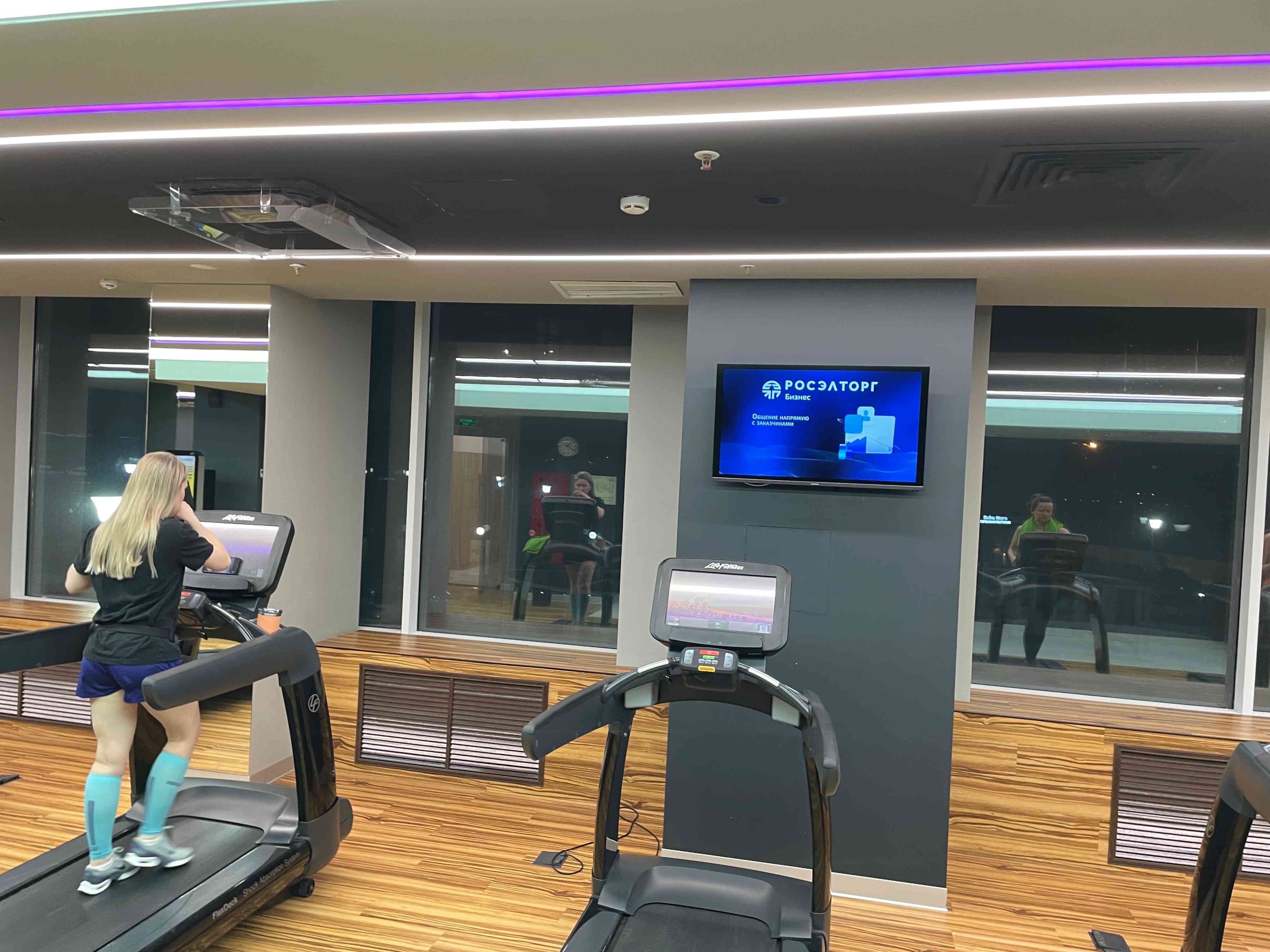 Фотография рекламного носителя, тип: Видеоэкран, адрес: Фитнес-центр «X-Fit Сердце Столицы», Шелепихинская наб., д.34, корп.2, Москва, Россия. Сторона/вариант №1095104