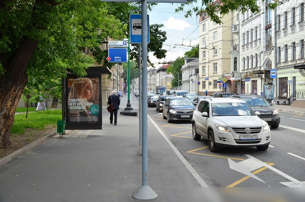 Фотография рекламного носителя, тип: Остановка 1.8x1.2, адрес: Остоженка ул., ост. Зачатьевский монастырь, Москва, Россия. Сторона Б №580214
