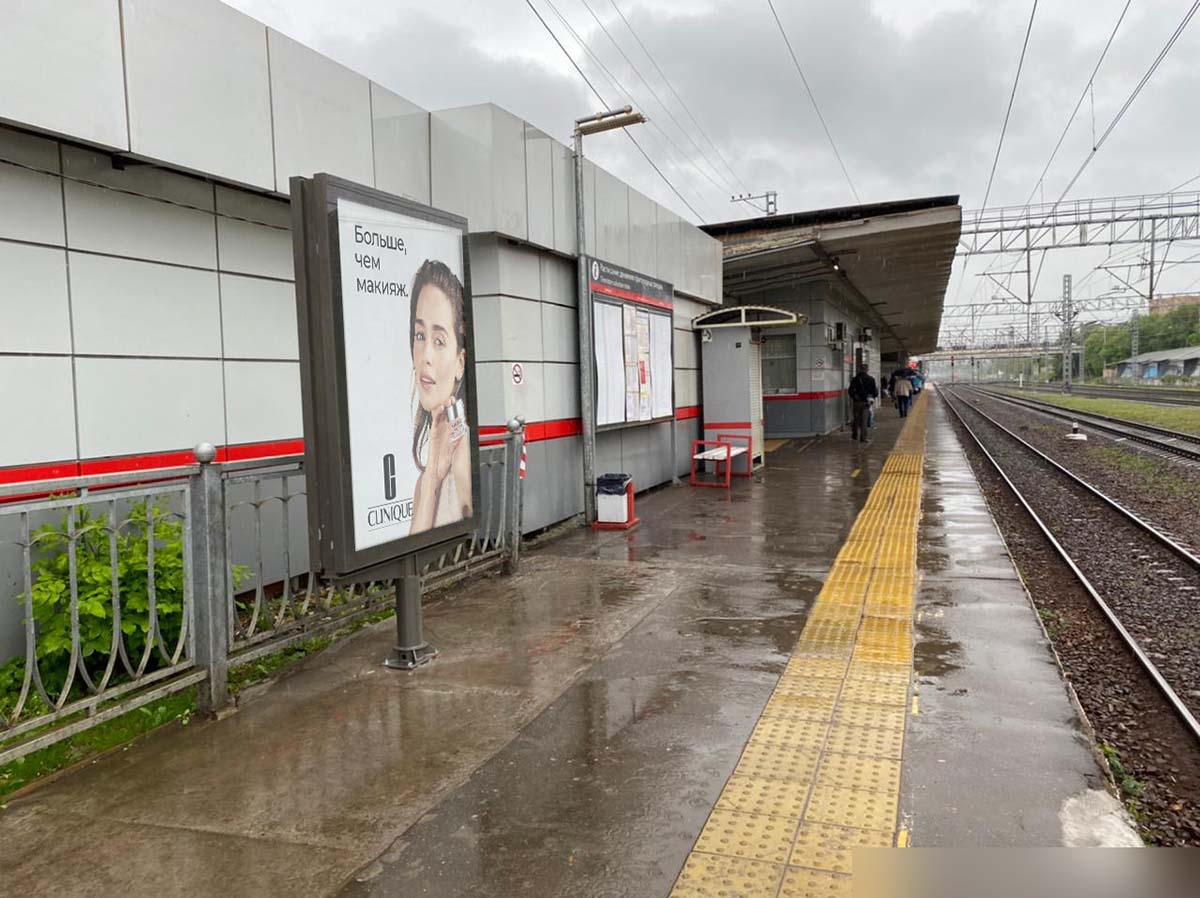 Фотография рекламного носителя, тип: Ситиформат 1.8x1.2, адрес: Химки ст., в конце платформы, перед электронным табло, Химки, Московская область, Россия. Сторона А №939776