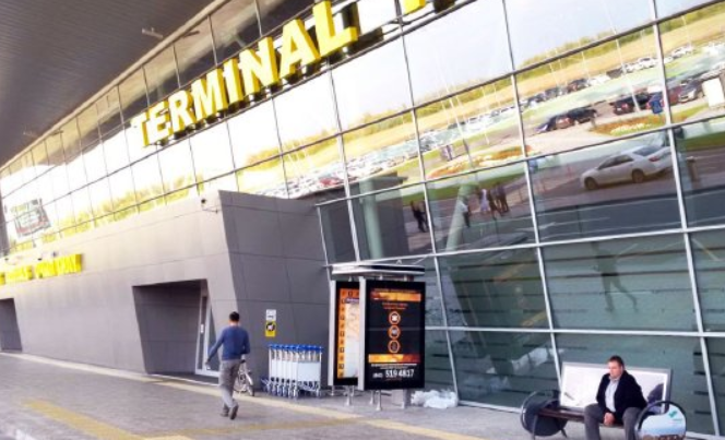 Фотография рекламного носителя, тип: Ситиформат 1.8x1.2, адрес: Аэропорт, парковка, напротив входа в Терминал 1а, Казань, Республика Татарстан, Россия. Сторона Б №488692