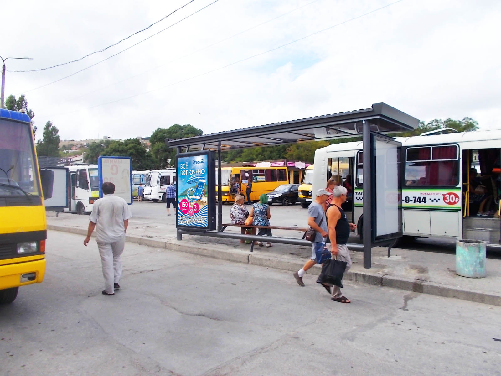 Фотография рекламного носителя, тип: Остановка 1.8x1.2, адрес: Советская ул. Х Назукина ул., ост. Центральная, поз.1, Феодосия, Республика Крым, Россия. Сторона B2 №843686