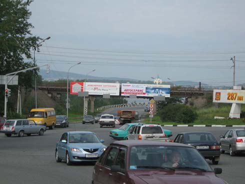 Фотография рекламного носителя, тип: Нестандартный билборд, адрес: Старатель пос. - Нижний Тагил а/д., ж/д мост, слева, Нижний Тагил, Свердловская область, Россия. Сторона A2 №484544