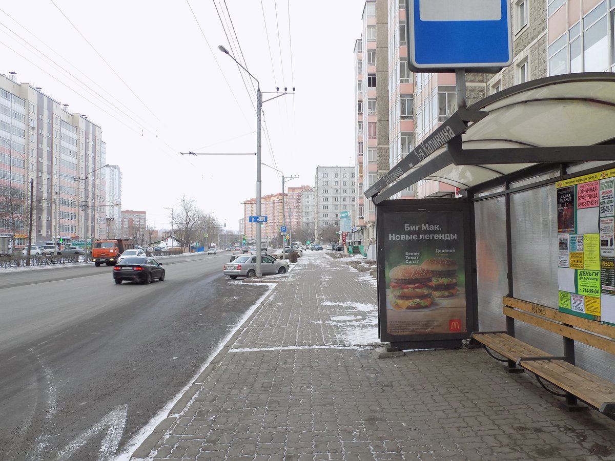 Фотография рекламного носителя, тип: Остановка 1.8x1.2, адрес: Калинина ул., д.8, Красноярск, Красноярский край, Россия. Сторона А №848317