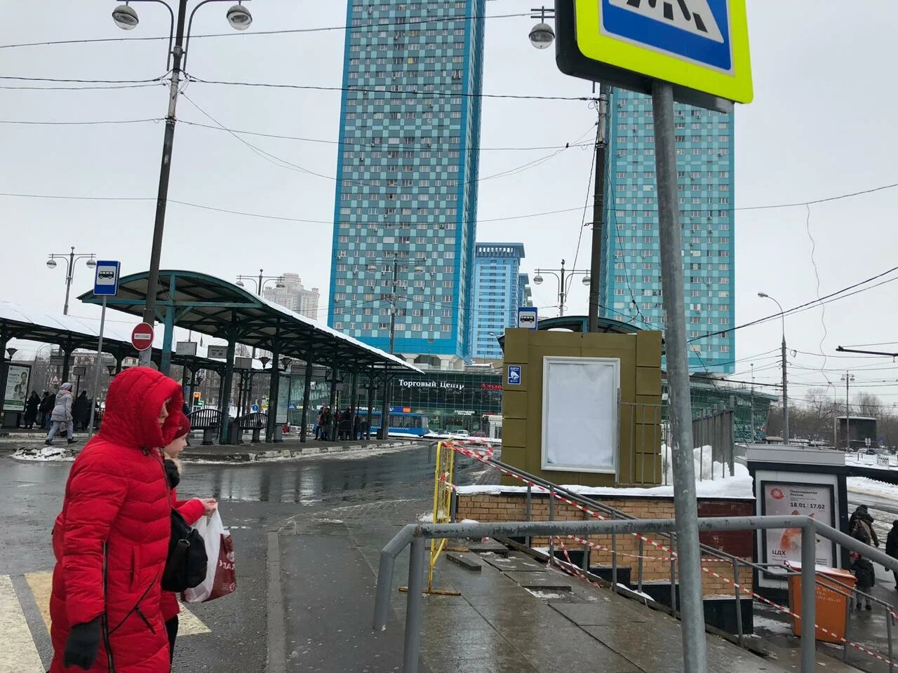 Фотография рекламного носителя, тип: Нестандартный ситиформат, адрес: Щукинская ул., д.42, Москва, Россия. Сторона В №949213