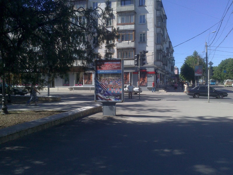 Фотография рекламного носителя, тип: Ситиформат 1.8x1.2, адрес: Кирова пр-т., парк им. Тренева, поз.1, Симферополь, Республика Крым, Россия. Сторона B №413408