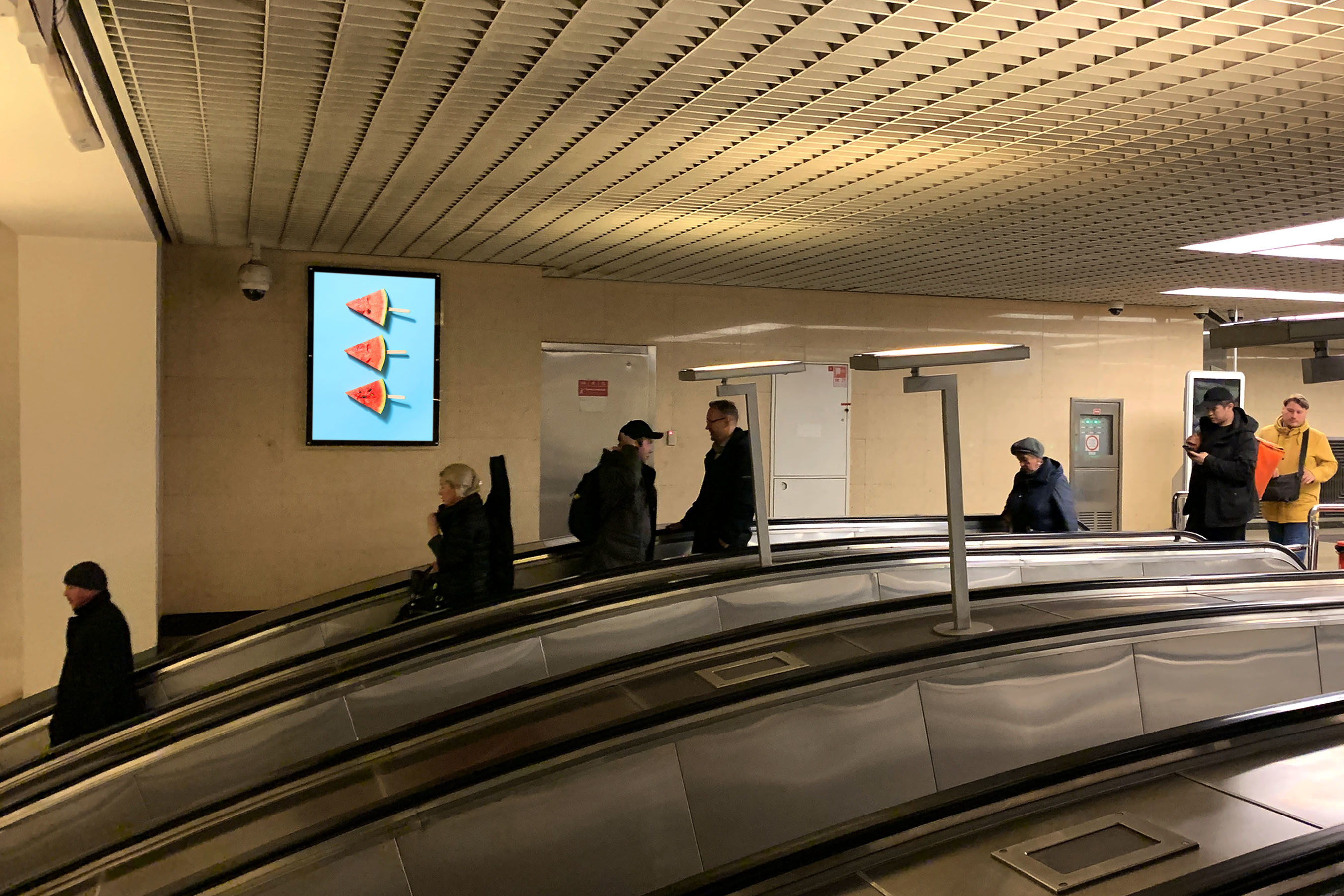 Фотография рекламного носителя, тип: Кристалайт, адрес: Станция метро «Марьина Роща», линия Люблинско-Дмитровская, Москва, Россия. Сторона/вариант №1001978