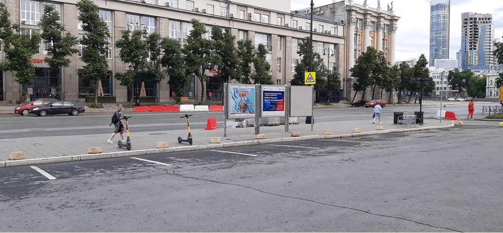 Фотография рекламного носителя, тип: Нестандартный ситиформат, адрес: 8 Марта ул., 13 метро, Екатеринбург, Свердловская область, Россия. Сторона B3 №1095716