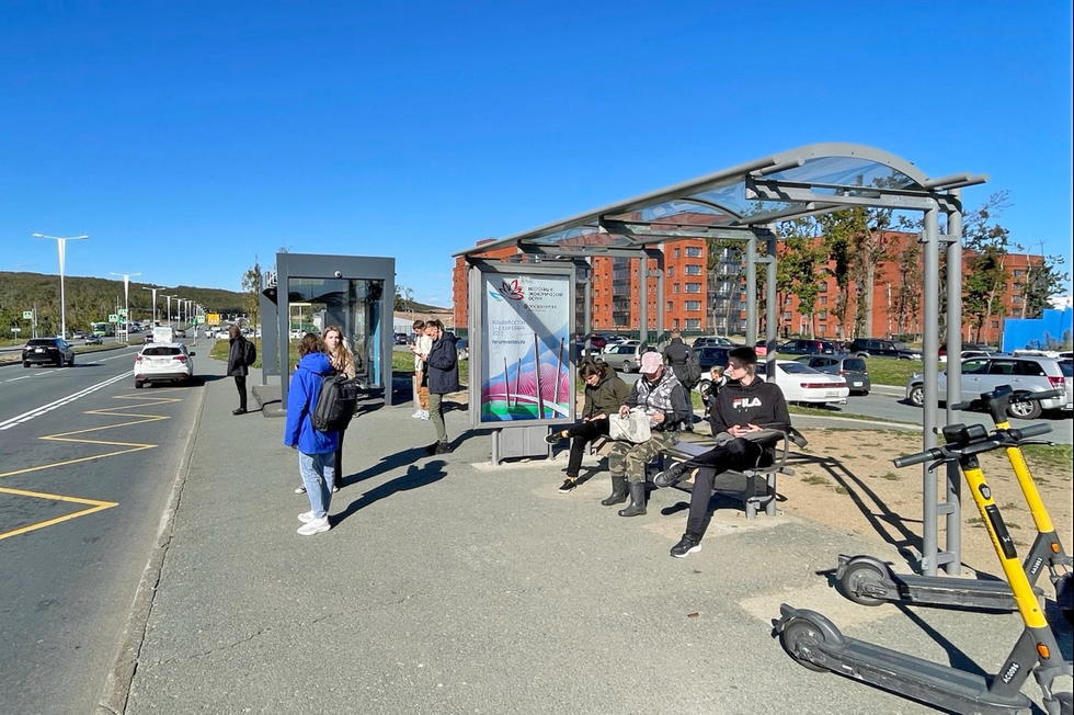 Фотография рекламного носителя, тип: Остановка 1.8x1.2, адрес: Русский остр., "Кампус ДВФУ", поз.1, Владивосток, Приморский край, Россия. Сторона A №481039