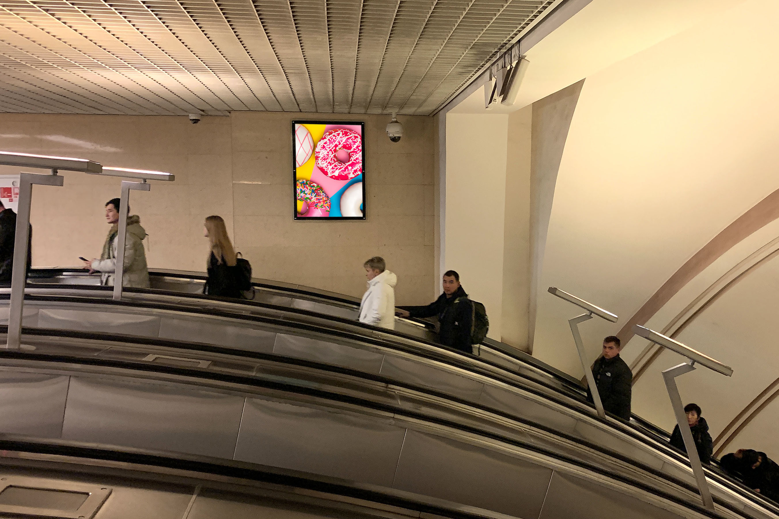 Фотография рекламного носителя, тип: Кристалайт, адрес: Станция метро «Марьина Роща», линия Люблинско-Дмитровская, Москва, Россия. Сторона/вариант №1001977