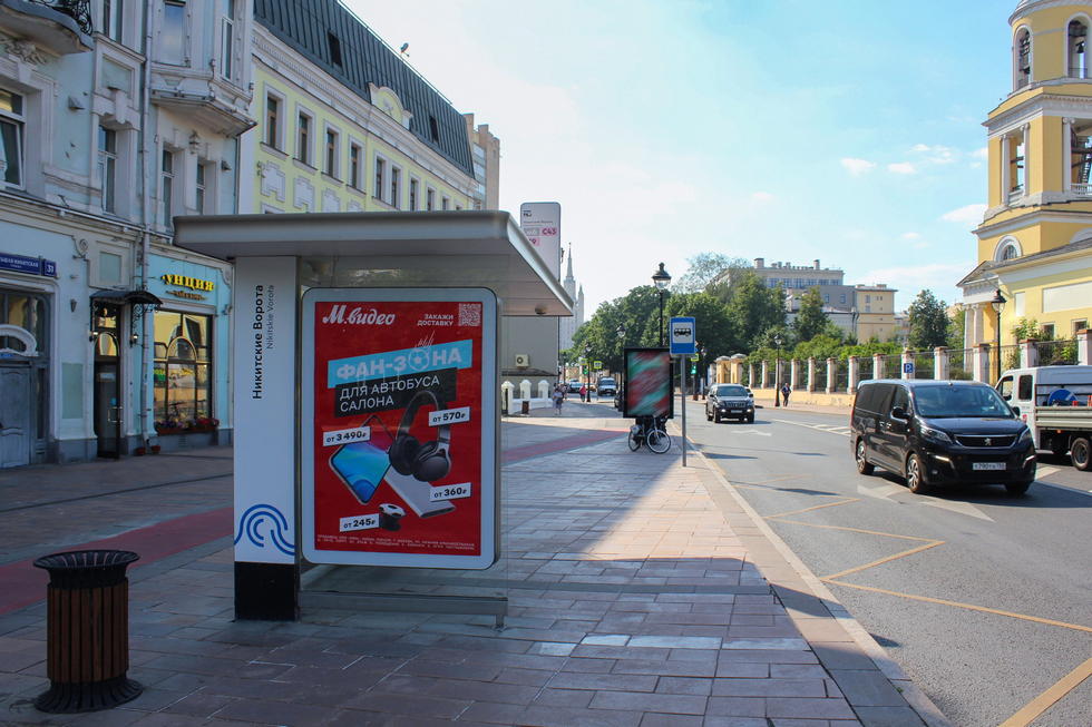 Фотография рекламного носителя, тип: Остановка 1.8x1.2, адрес: Никитская Б. ул., д.29, Москва, Россия. Сторона Б №556755