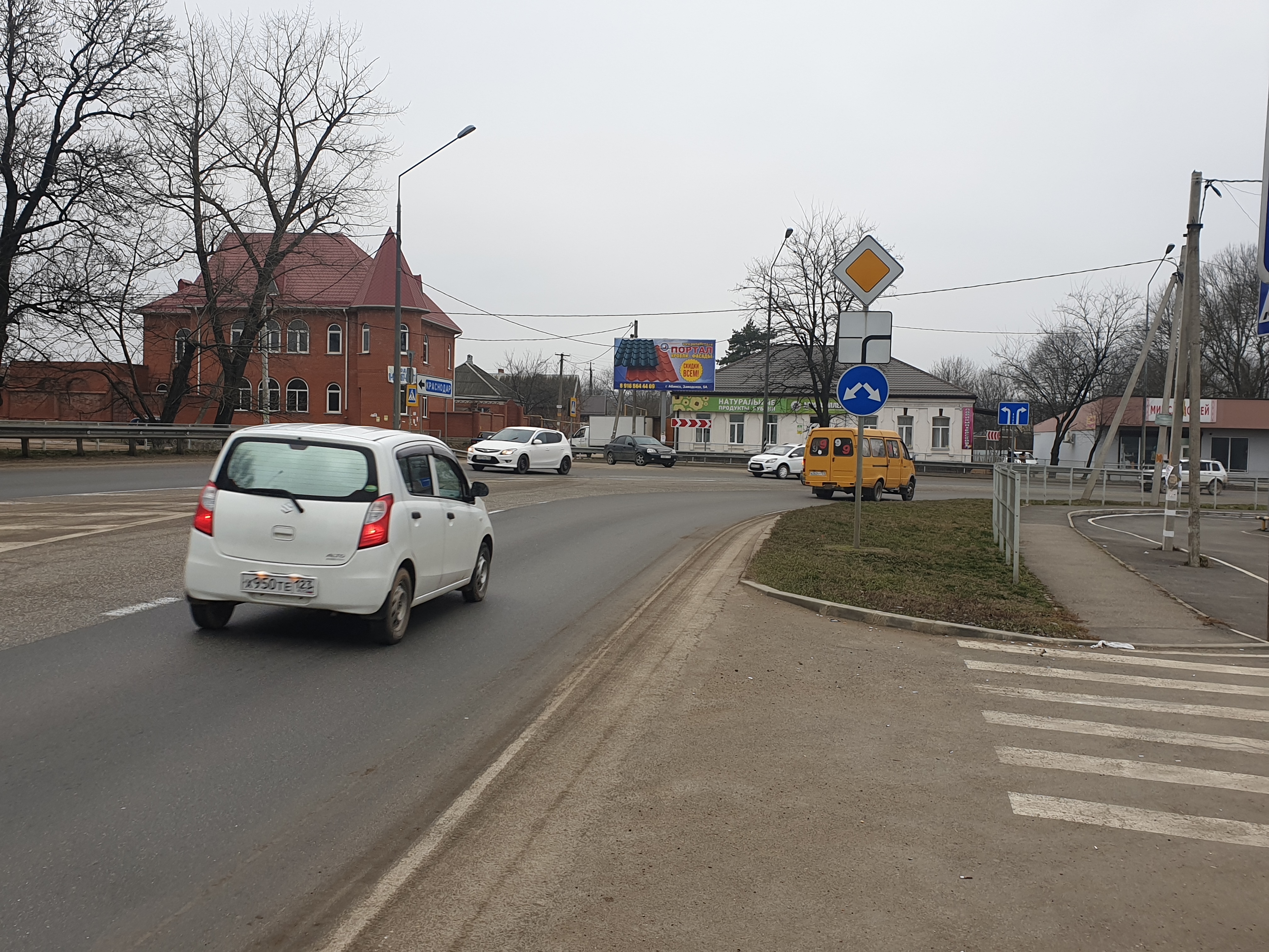 Фотография рекламного носителя, тип: Билборд 3x6, адрес: Ахтырский пос., Советская ул., д.38, Абинск, Краснодарский край, Россия. Сторона B1-B3 №640070
