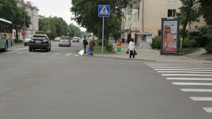 Фотография рекламного носителя, тип: Пиллар 3x1.4, адрес: Чичерина ул., д.85, поз.1, Уссурийск, Приморский край, Россия. Сторона А №791494