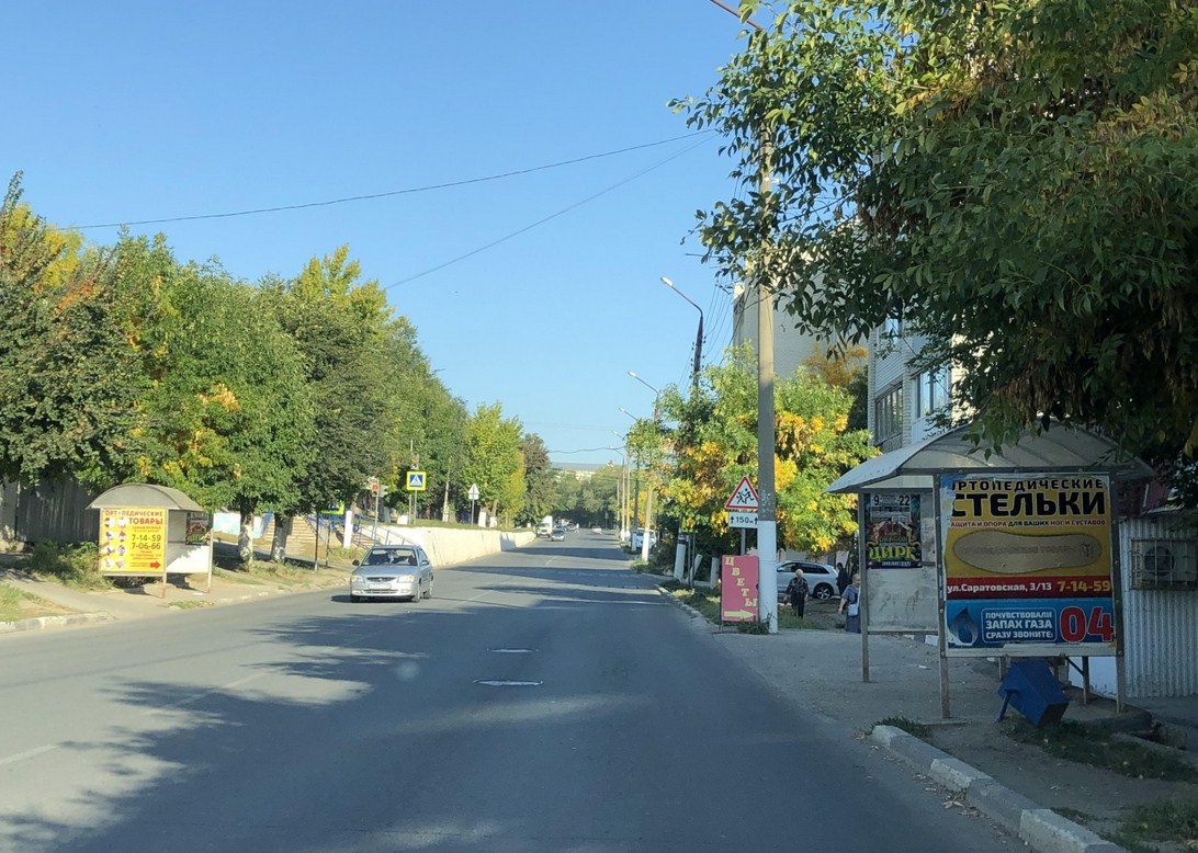 Фотография рекламного носителя, тип: Остановка 1.4x1.6, адрес: Коммунистическая ул., д.54, ост. Городская поликлиника №3, Вольск, Саратовская область, Россия. Сторона A №1078467