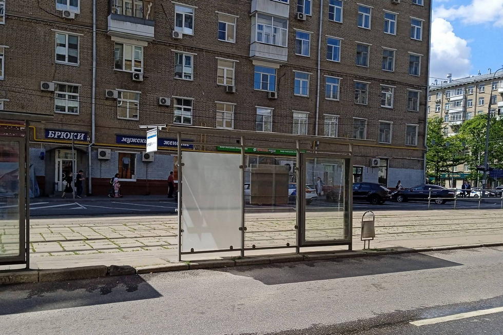 Фотография рекламного носителя, тип: Остановка 1.8x1.2, адрес: Кржижановского ул., д.11/11, ост. ул. Профсоюзная, поз.2, Москва, Россия. Сторона Б №1011950