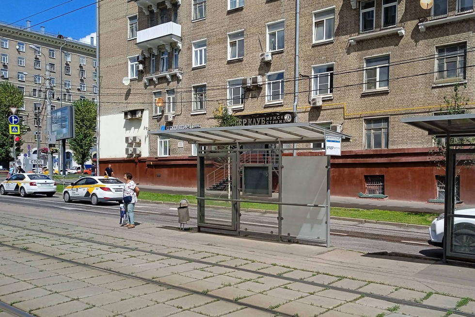 Фотография рекламного носителя, тип: Остановка 1.8x1.2, адрес: Кржижановского ул., д.11/11, ост. ул. Профсоюзная, поз.2, Москва, Россия. Сторона А №1011949