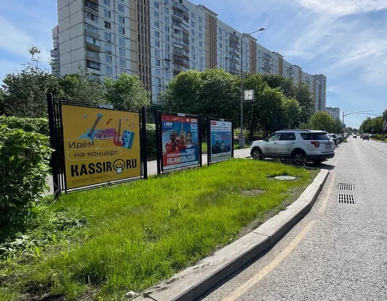 Фотография рекламного носителя, тип: Афиша 1.75x1.8, адрес: Славянский б-р., д.9, корп.1, поз.2, стенд 3, Москва, Россия. Сторона А №887397