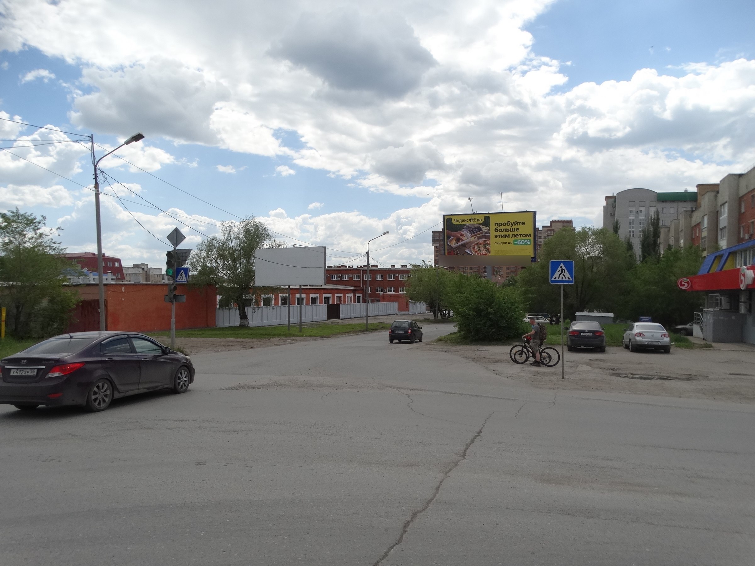 Фотография рекламного носителя, тип: Билборд 3x6, адрес: Чернышевского ул. Х Октябрьская ул., Омск, Омская область, Россия. Сторона А №609880