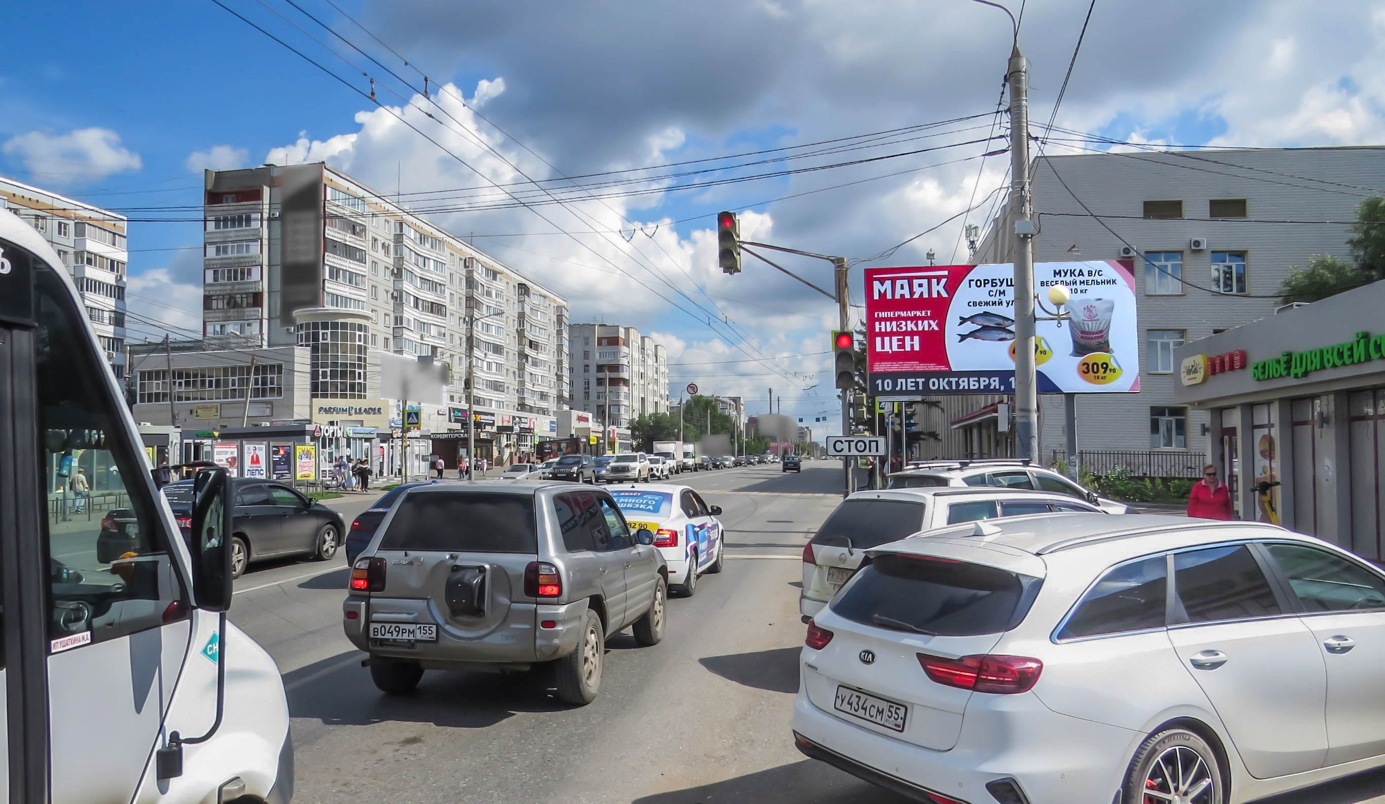 Фотография рекламного носителя, тип: Билборд 3x6, адрес: 10 лет Октября ул., д.96А, ТЦ "Квадро", Омск, Омская область, Россия. Сторона А №617104