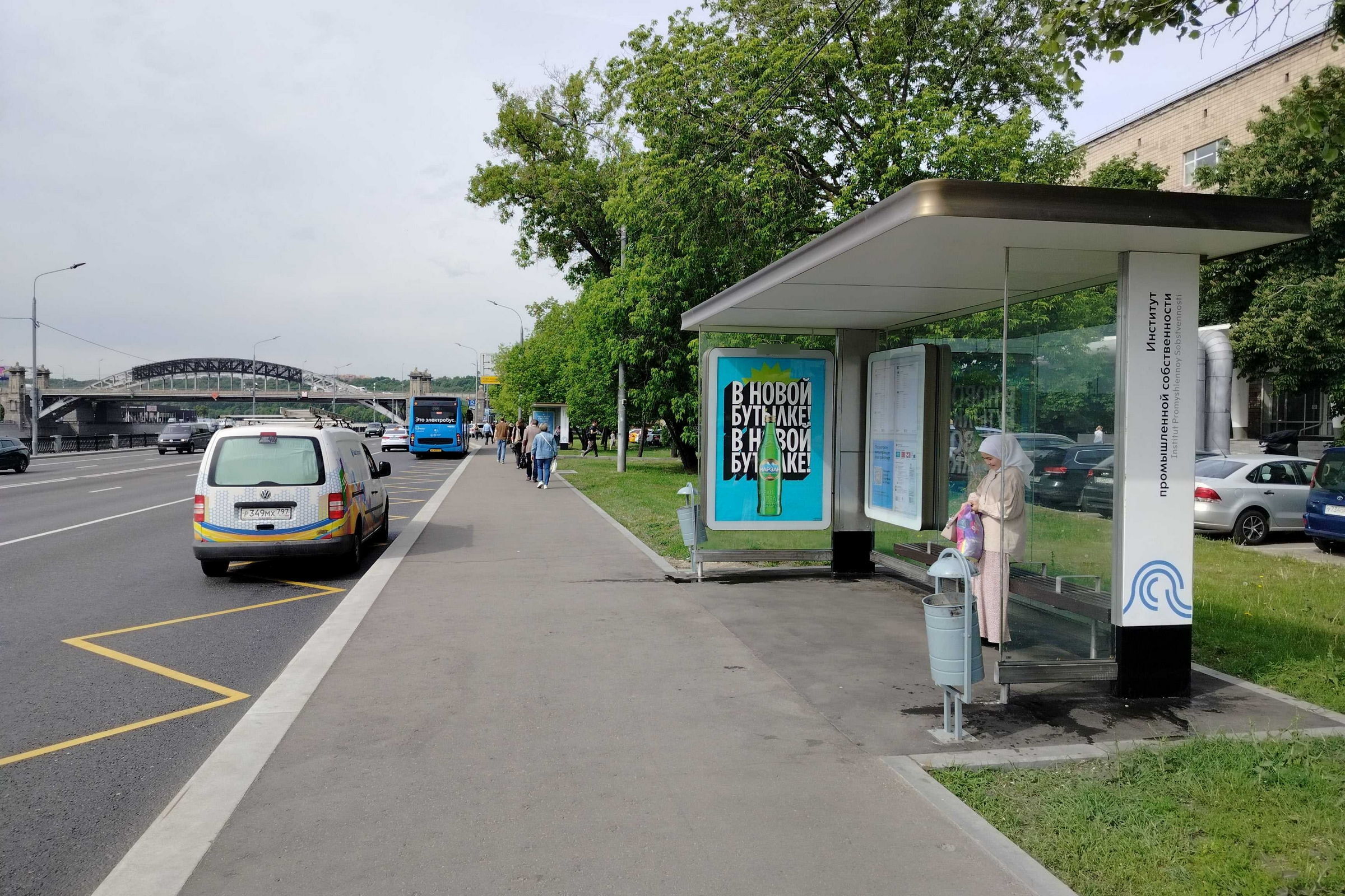 Фотография рекламного носителя, тип: Остановка 1.8x1.2, адрес: Бережковская наб., д.24, Москва, Россия. Сторона А №556542